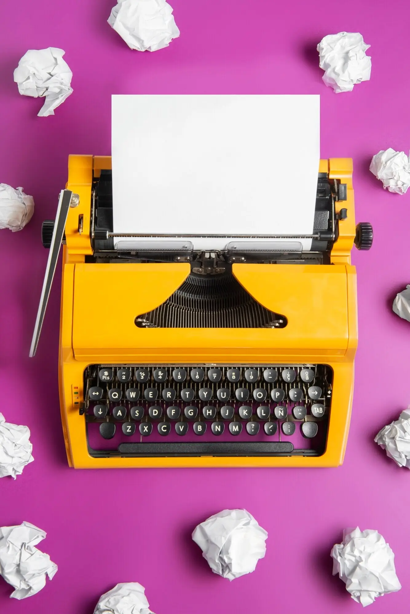 Leuchtend bunte Retro-Schreibmaschine mit Tastatur und Knöpfen.