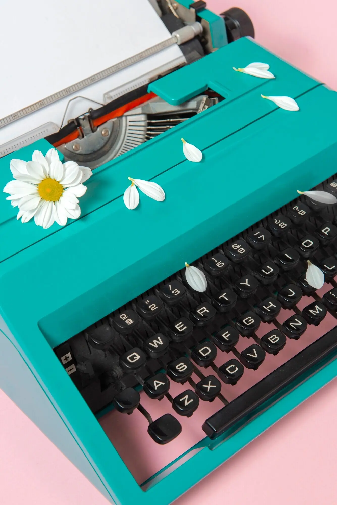 Leuchtend farbige Retro-Schreibmaschine mit Tastatur und Knöpfen
